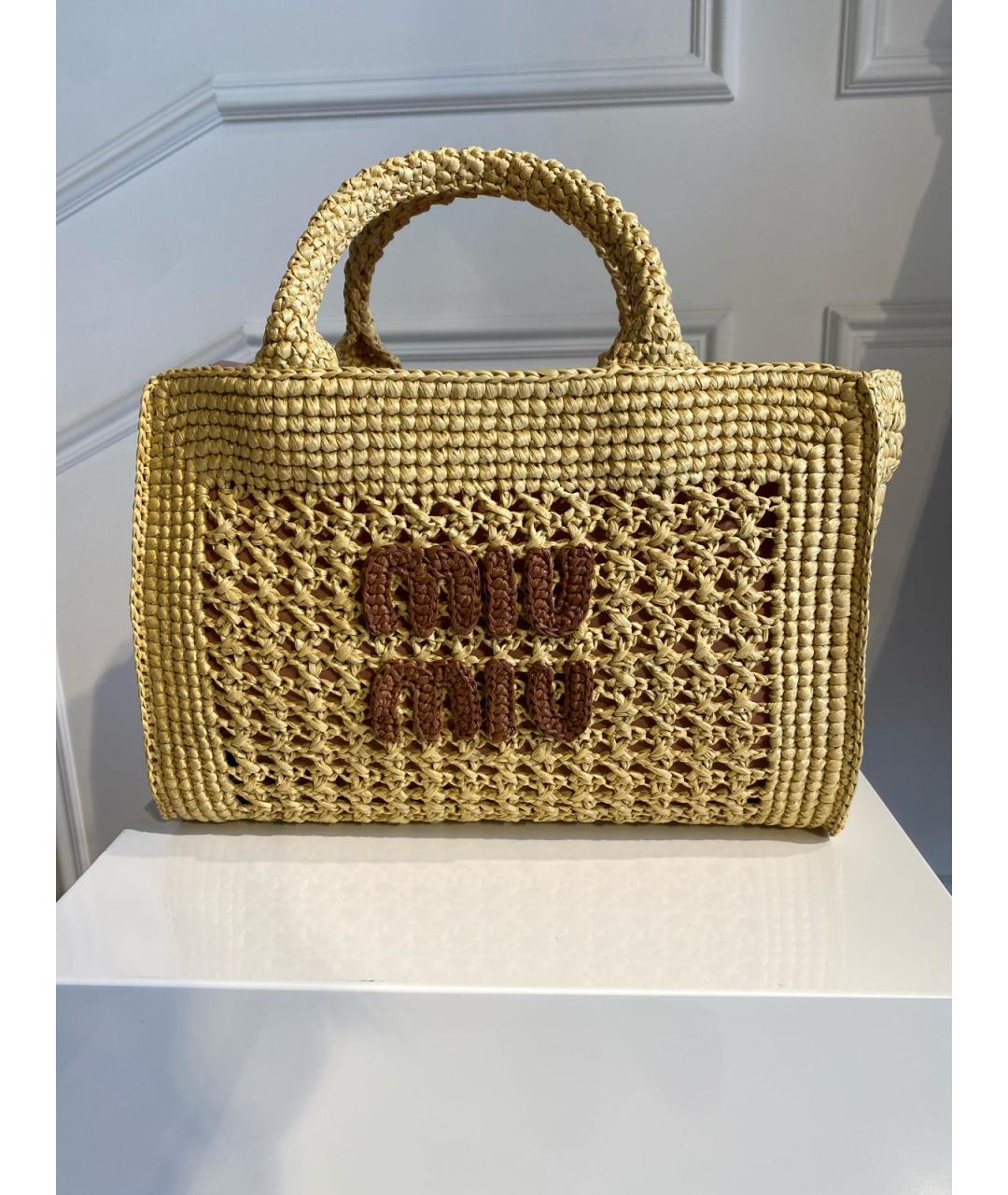 MIU MIU Бежевая пелетеная сумка с короткими ручками, фото 3