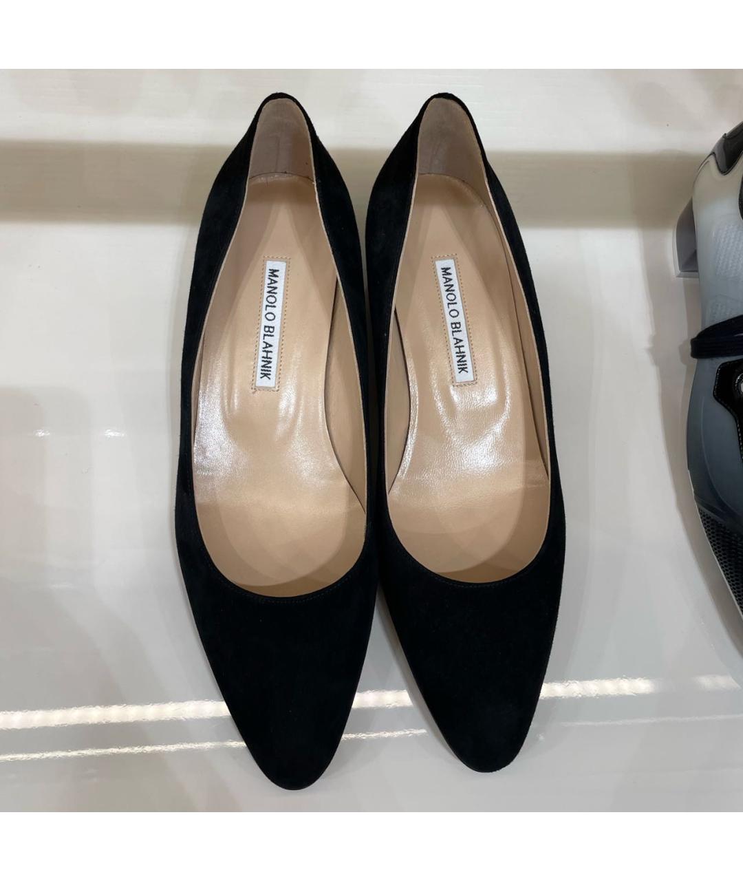 MANOLO BLAHNIK Черные замшевые лодочки на низком каблуке, фото 3