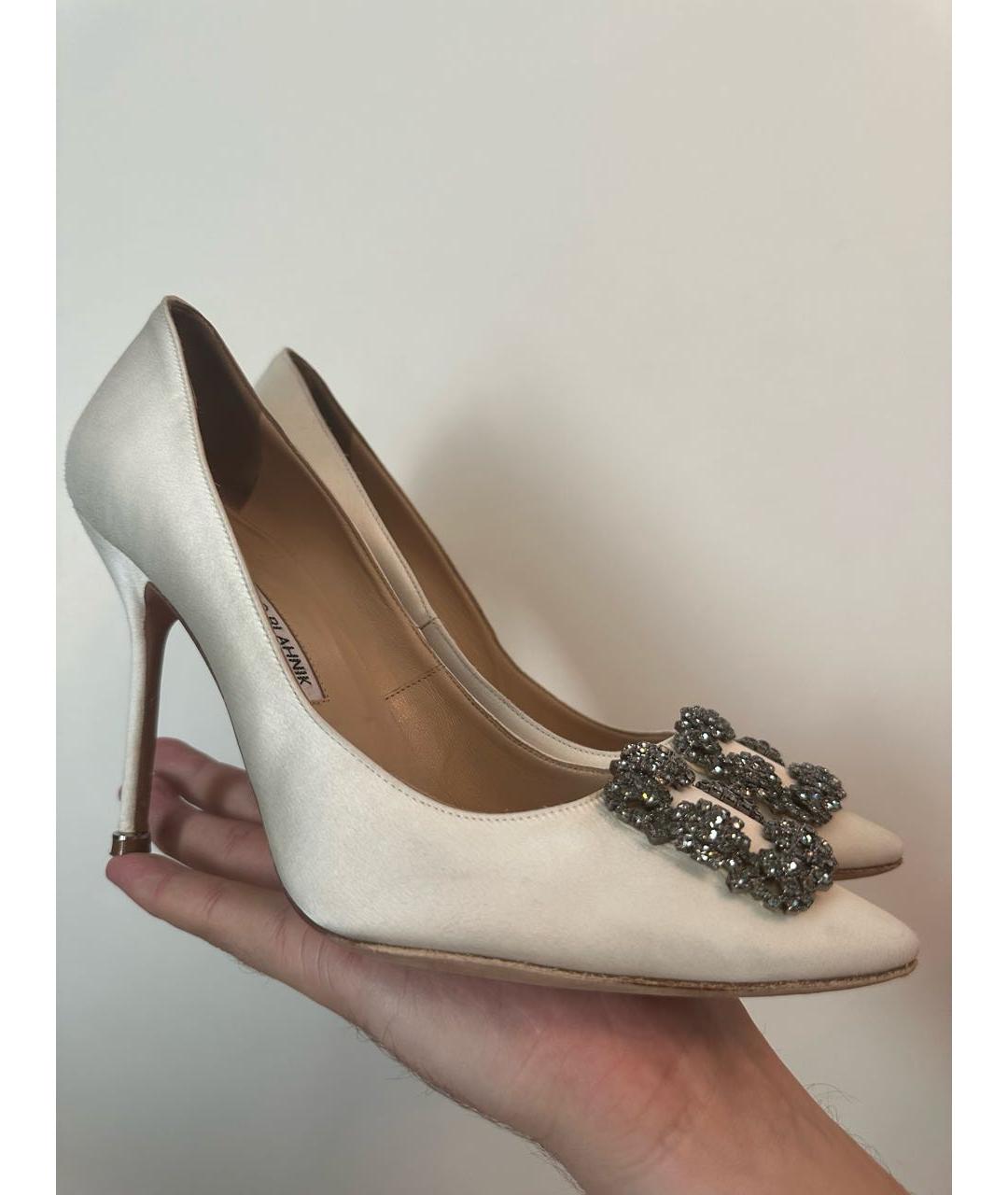 MANOLO BLAHNIK Белые текстильные свадебные туфли на высоком каблуке, фото 9
