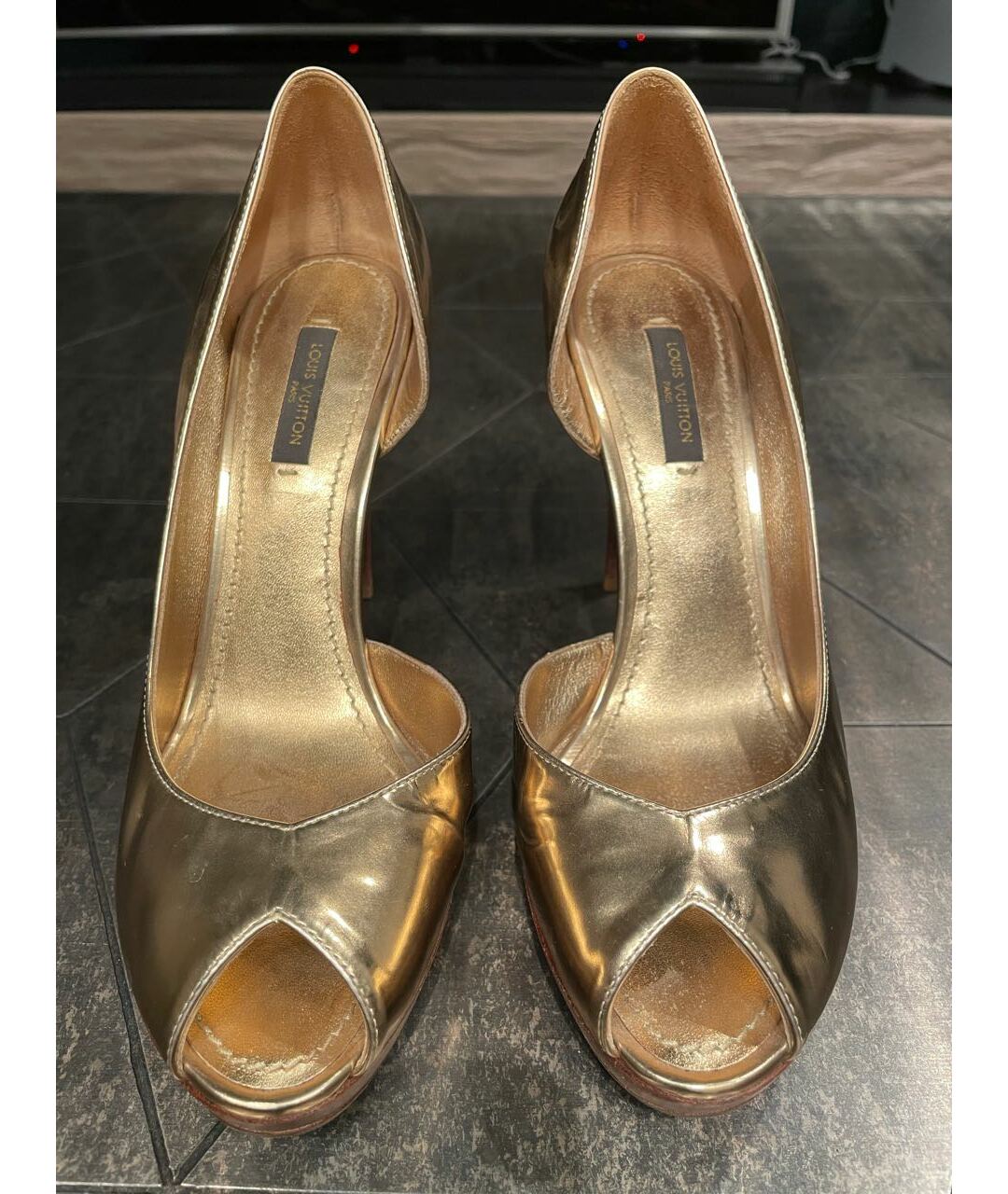 LOUIS VUITTON PRE-OWNED Золотые туфли из лакированной кожи, фото 2
