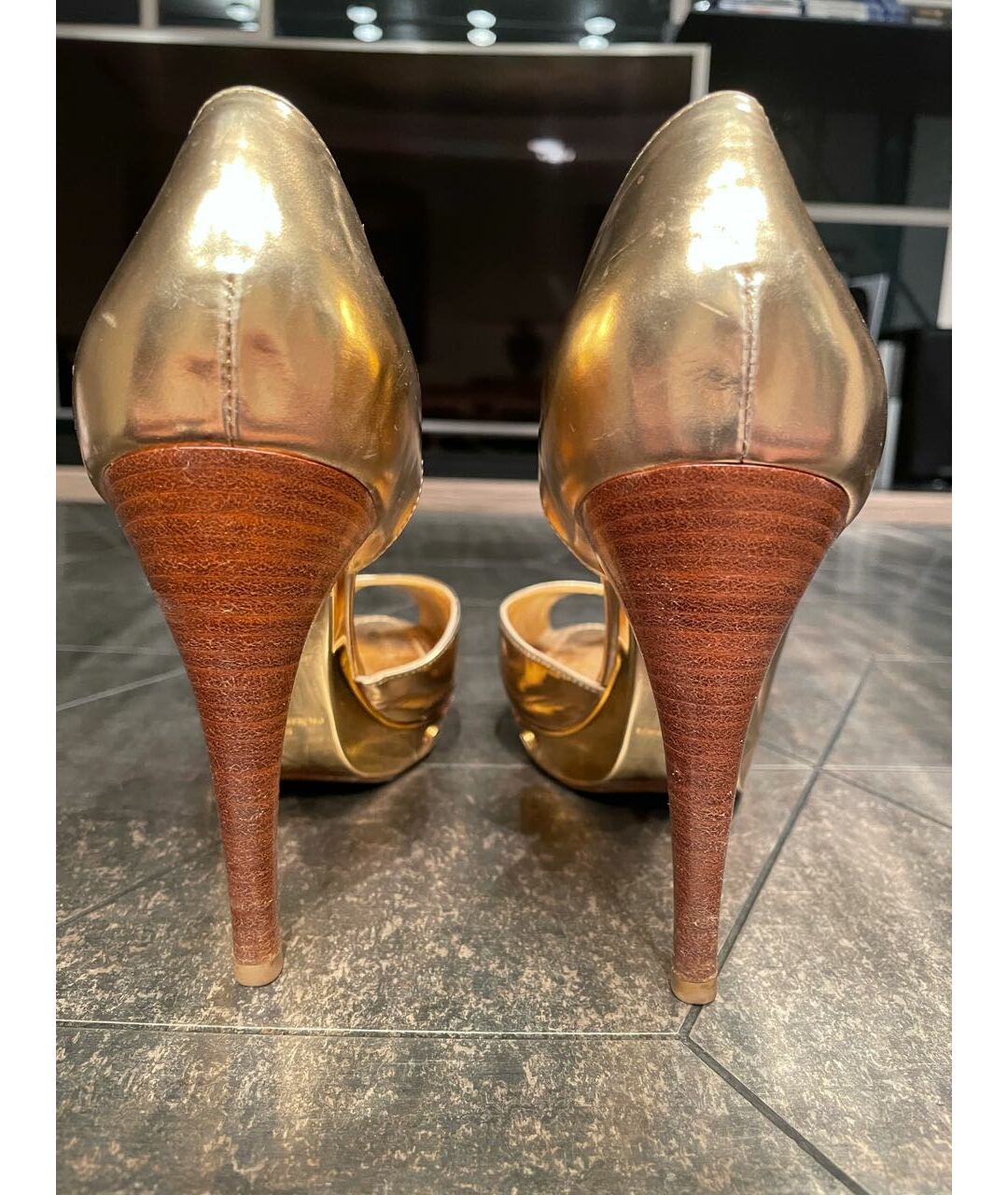 LOUIS VUITTON PRE-OWNED Золотые туфли из лакированной кожи, фото 4