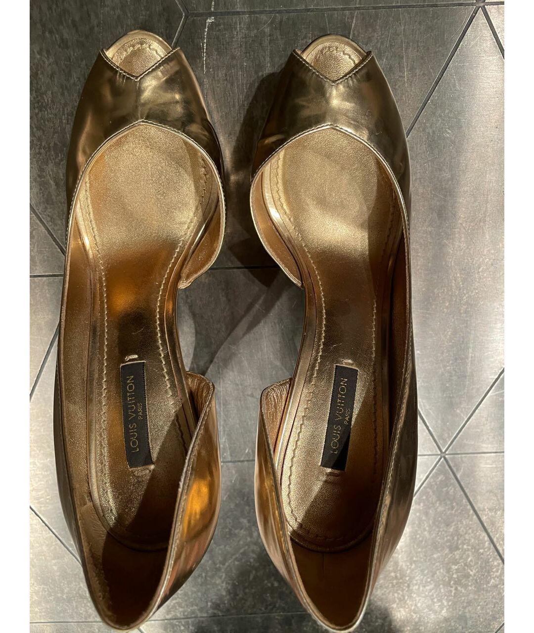 LOUIS VUITTON PRE-OWNED Золотые туфли из лакированной кожи, фото 3