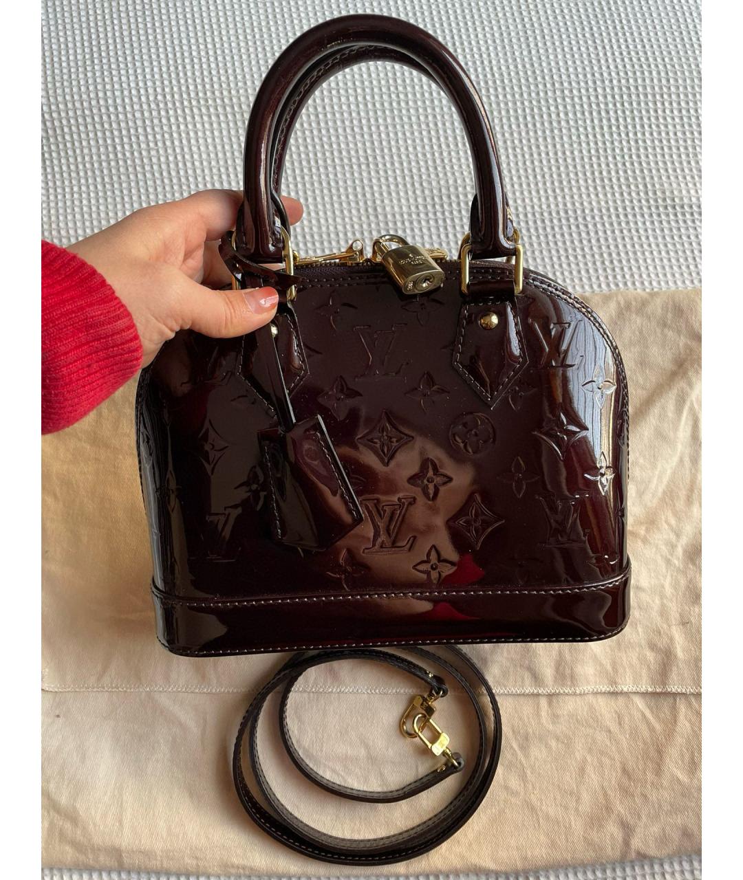 LOUIS VUITTON Бордовая сумка с короткими ручками из лакированной кожи, фото 7