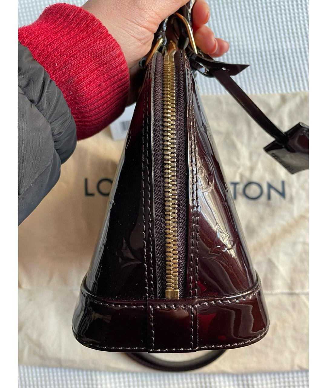 LOUIS VUITTON Бордовая сумка с короткими ручками из лакированной кожи, фото 5