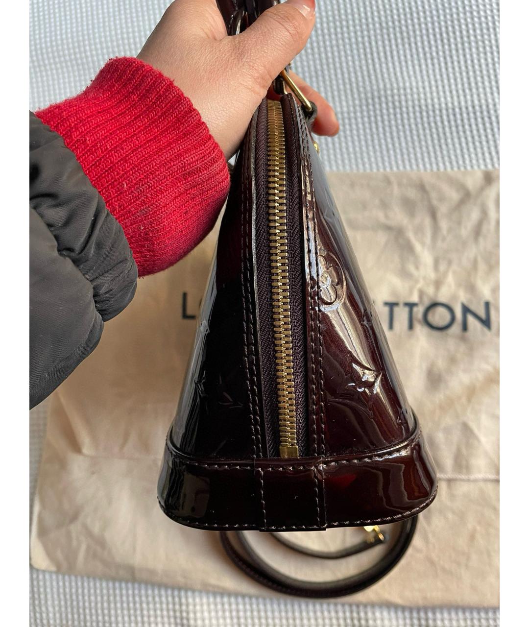 LOUIS VUITTON Бордовая сумка с короткими ручками из лакированной кожи, фото 4