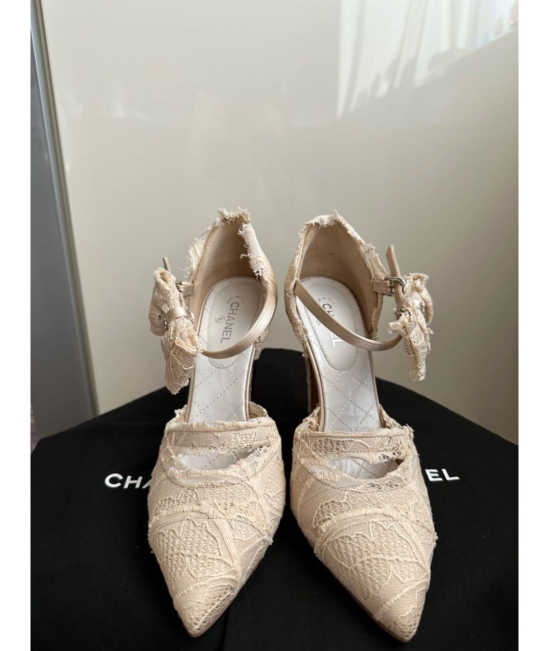 CHANEL PRE-OWNED Бежевые текстильные туфли, фото 2