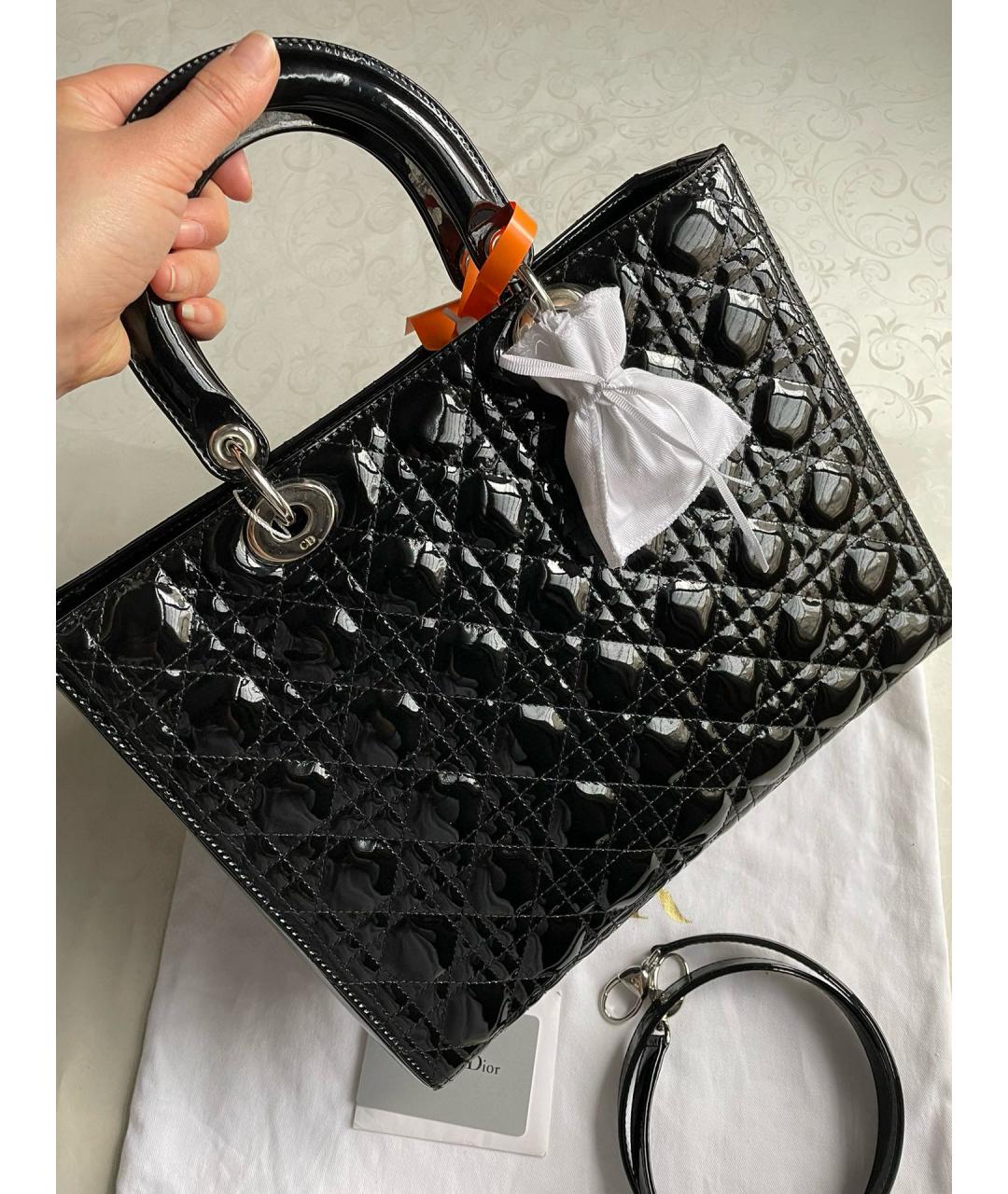 CHRISTIAN DIOR Черная сумка с короткими ручками из лакированной кожи, фото 2