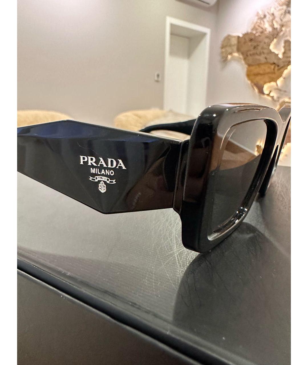 PRADA Черные пластиковые солнцезащитные очки, фото 3