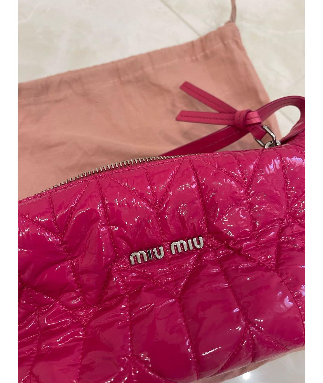 MIU MIU Розовая сумка с короткими ручками из лакированной кожи, фото 2