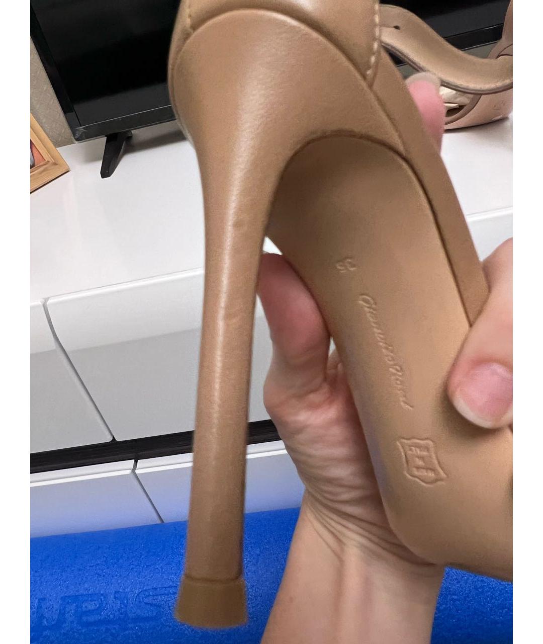 GIANVITO ROSSI Бежевые кожаные босоножки, фото 6
