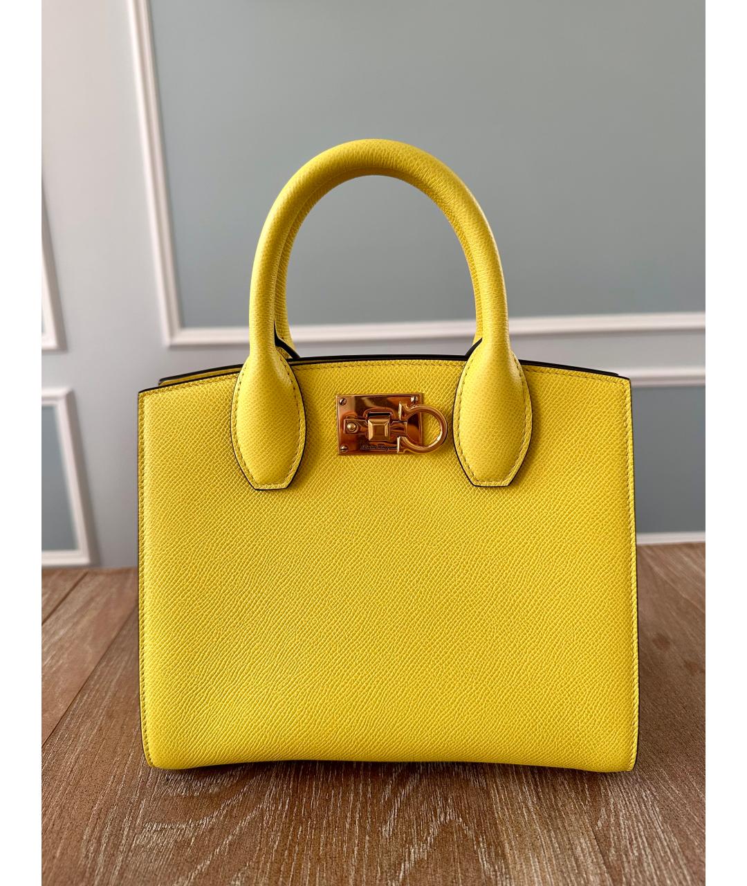 FERRAGAMO Желтая кожаная сумка тоут, фото 9