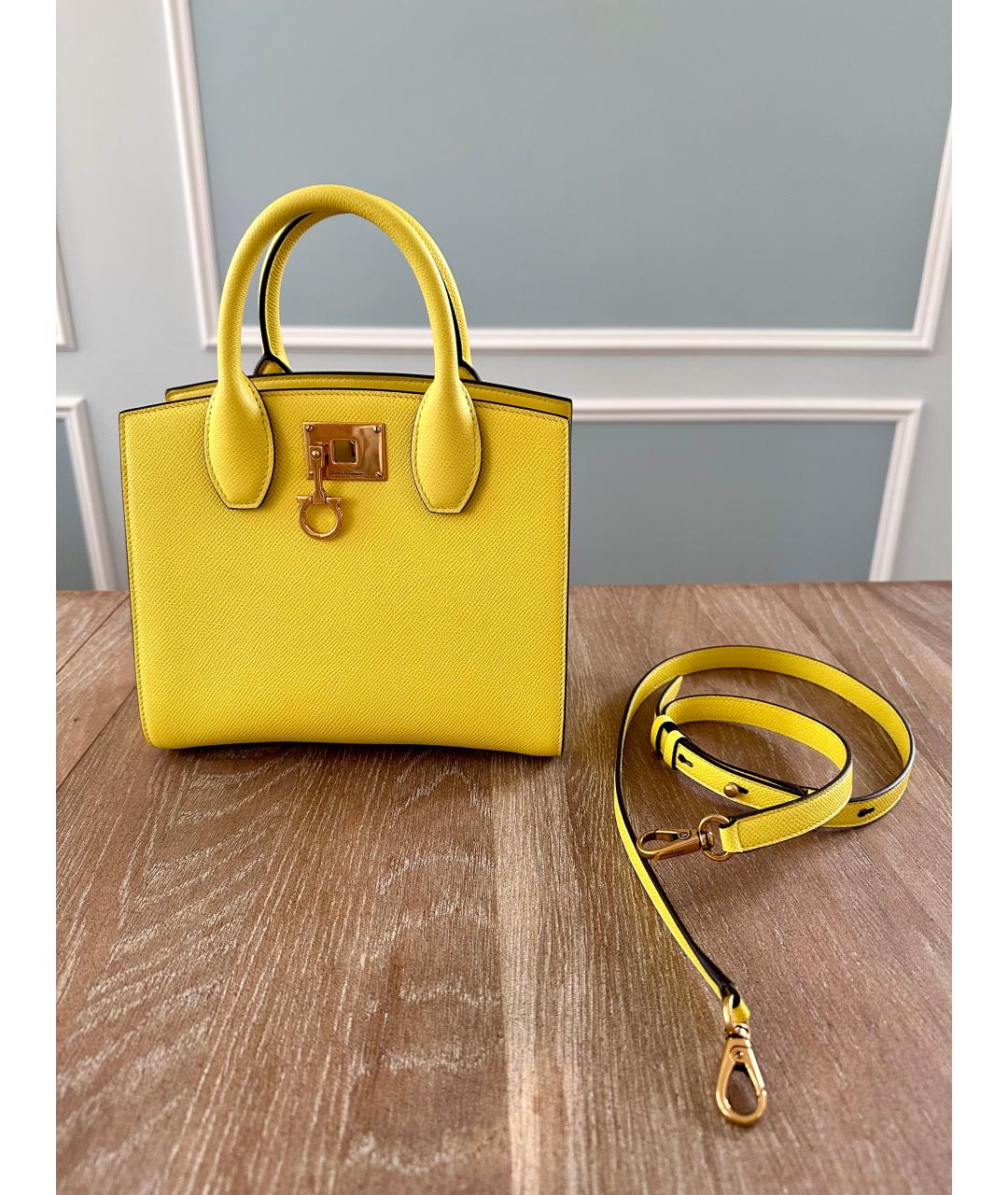 FERRAGAMO Желтая кожаная сумка тоут, фото 5