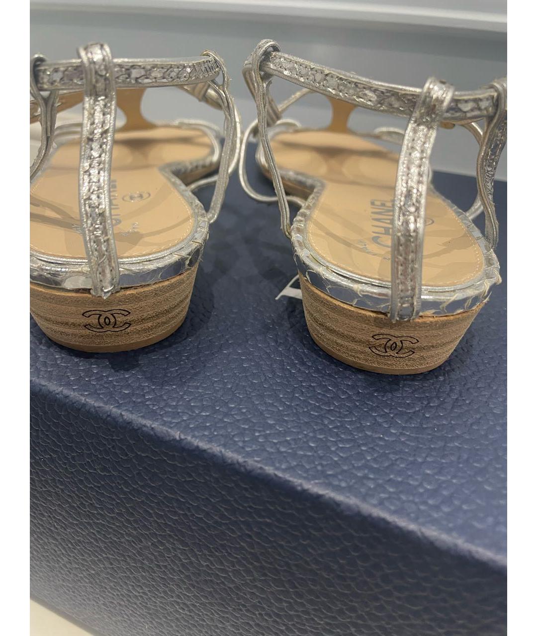CHANEL PRE-OWNED Серебряные кожаные сандалии, фото 5