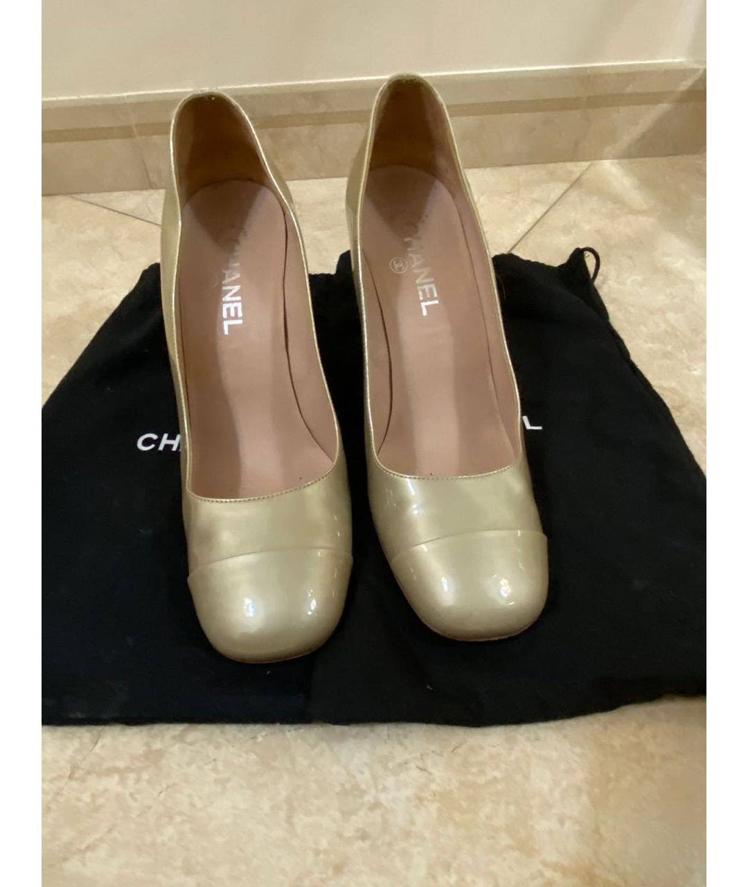 CHANEL PRE-OWNED Золотые туфли из лакированной кожи, фото 2