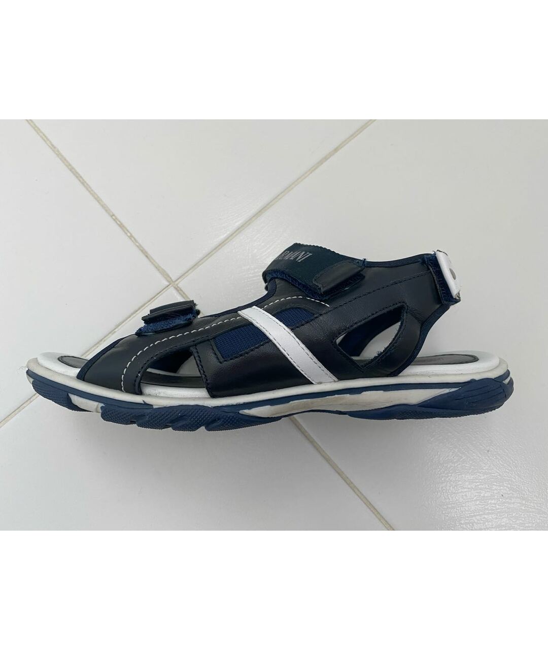 ARMANI JUNIOR Темно-синие кожаные сандалии и шлепанцы, фото 2