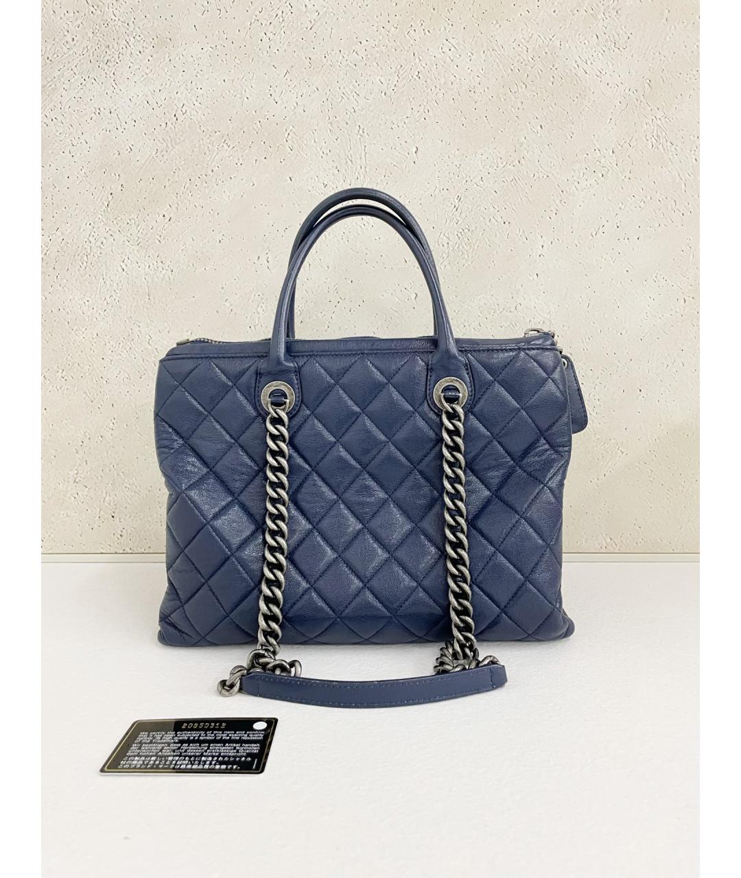 CHANEL Темно-синяя кожаная сумка с короткими ручками, фото 5