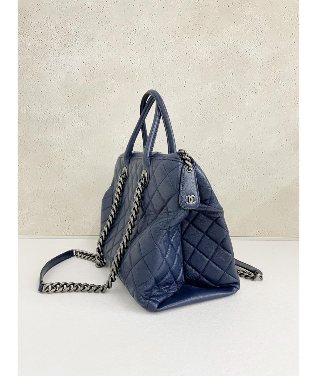 CHANEL Темно-синяя кожаная сумка с короткими ручками, фото 4