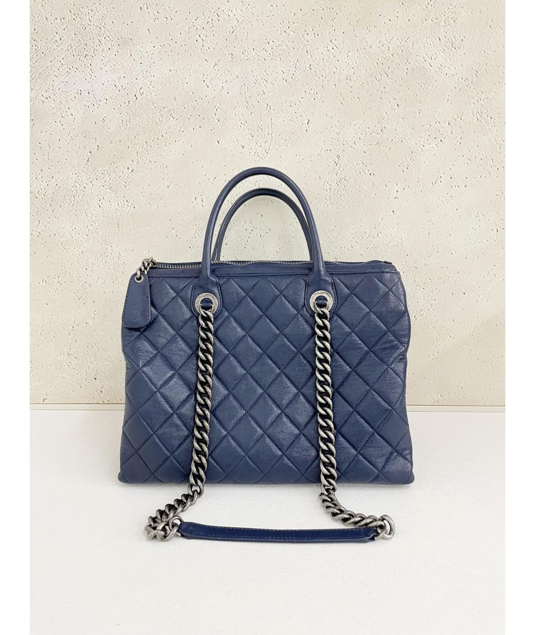 CHANEL Темно-синяя кожаная сумка с короткими ручками, фото 2