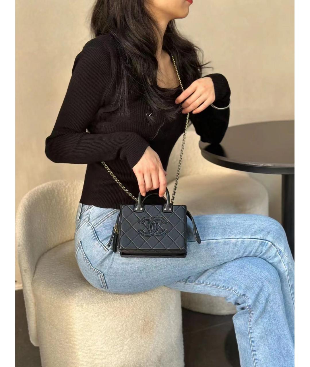 CHANEL Черная кожаная сумка с короткими ручками, фото 6