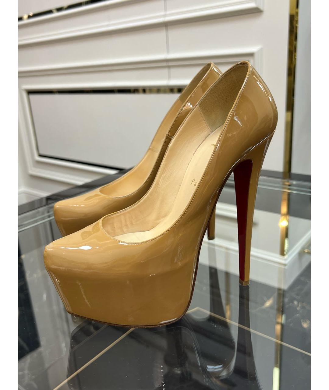 CHRISTIAN LOUBOUTIN Бежевые туфли из лакированной кожи, фото 8