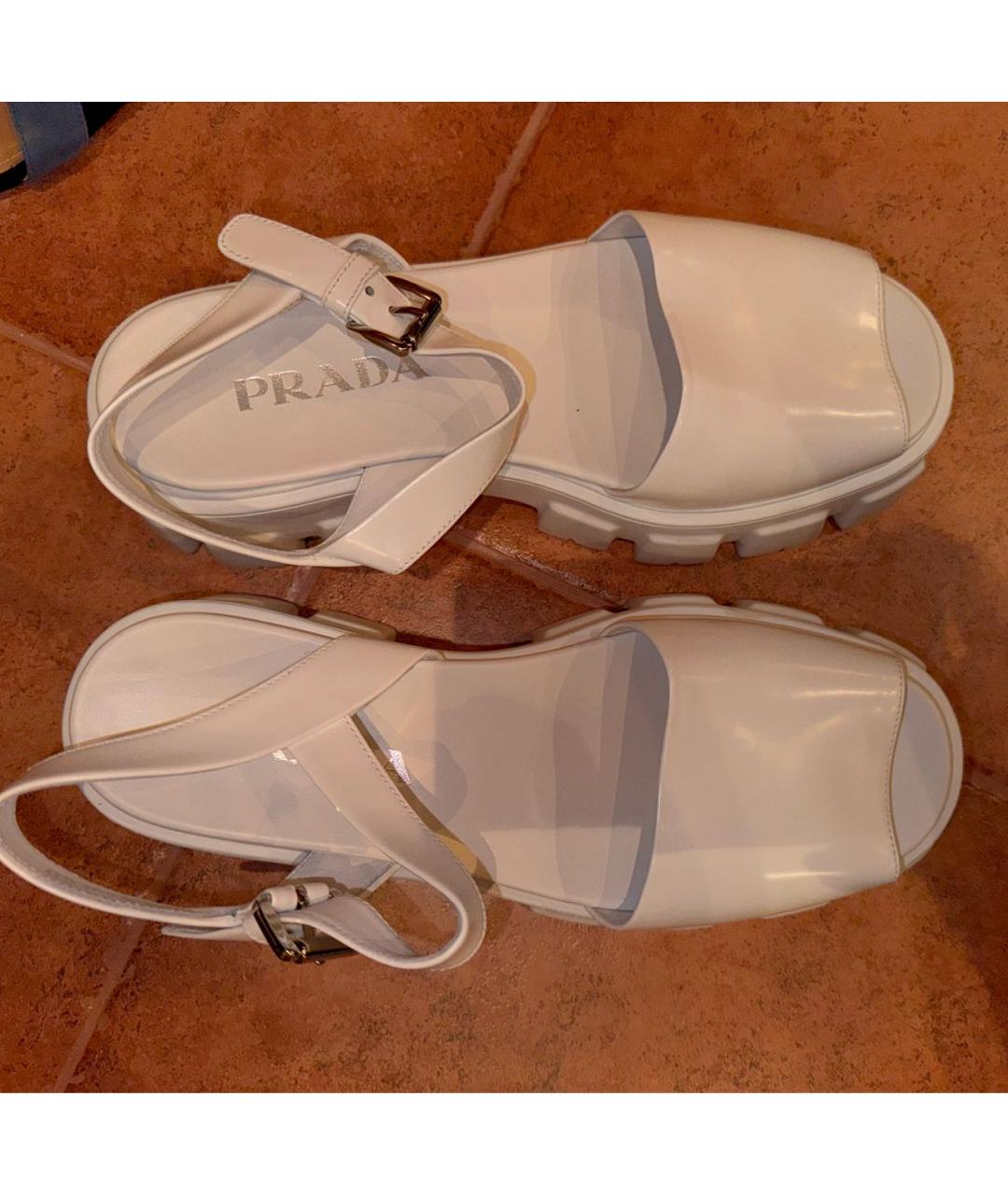 PRADA Белые сандалии из лакированной кожи, фото 2