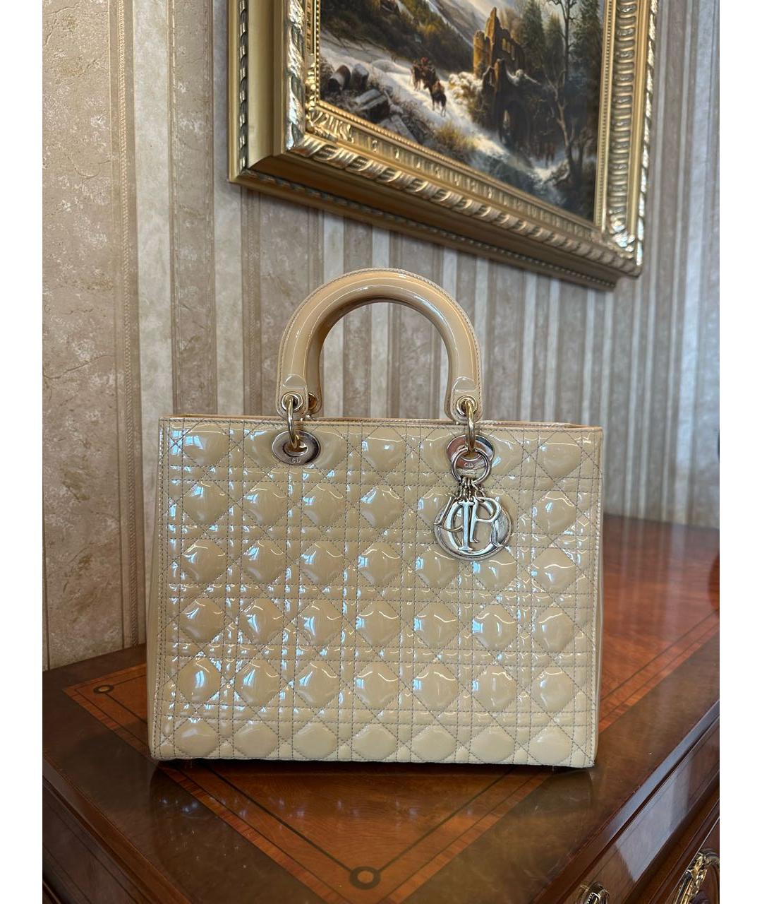 CHRISTIAN DIOR PRE-OWNED Бежевая сумка с короткими ручками из лакированной кожи, фото 3