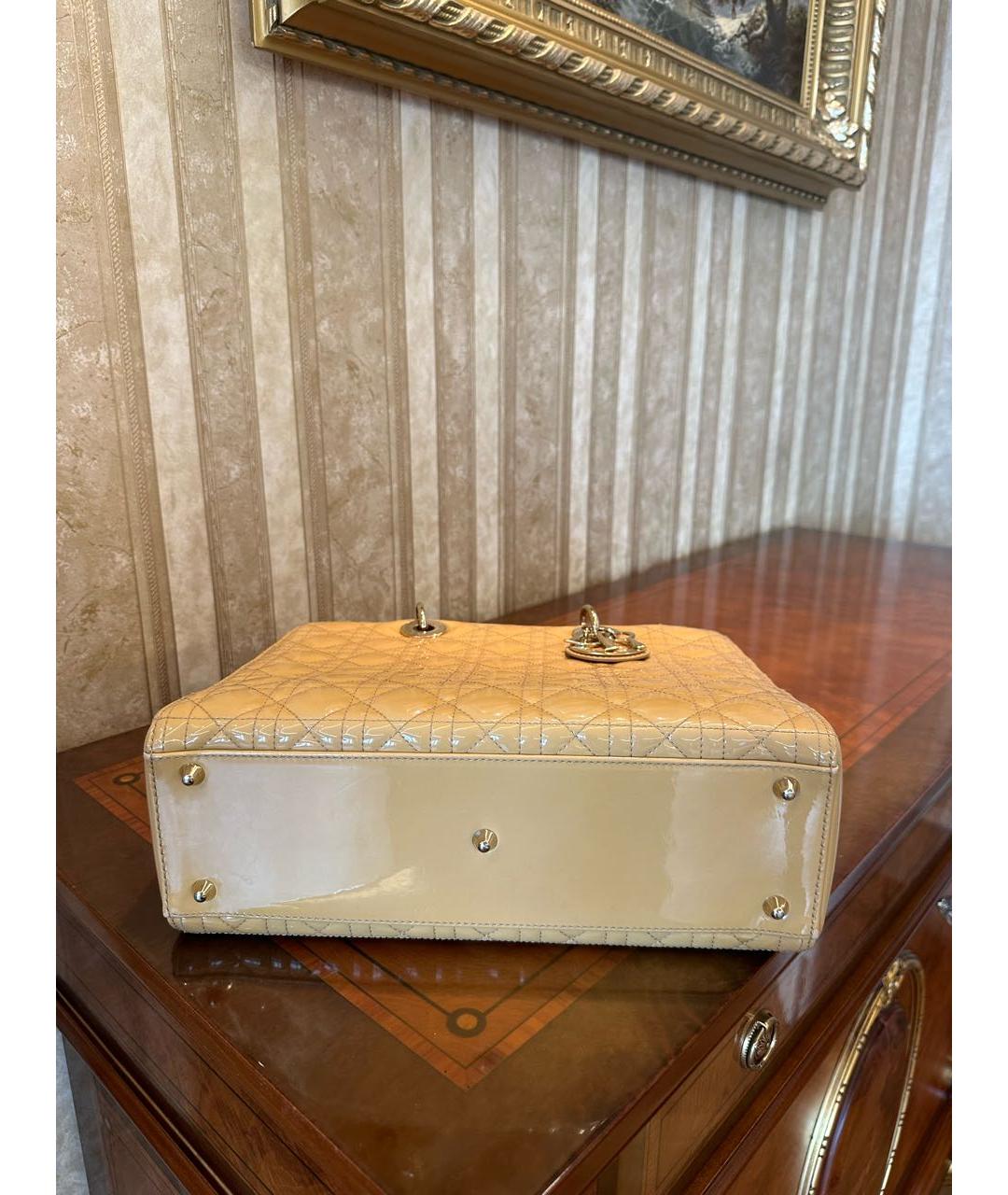 CHRISTIAN DIOR PRE-OWNED Бежевая сумка с короткими ручками из лакированной кожи, фото 8