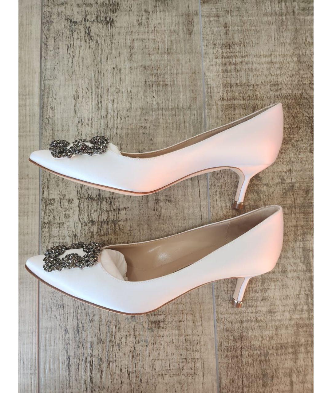 MANOLO BLAHNIK Белые текстильные свадебные туфли на среднем каблуке, фото 7
