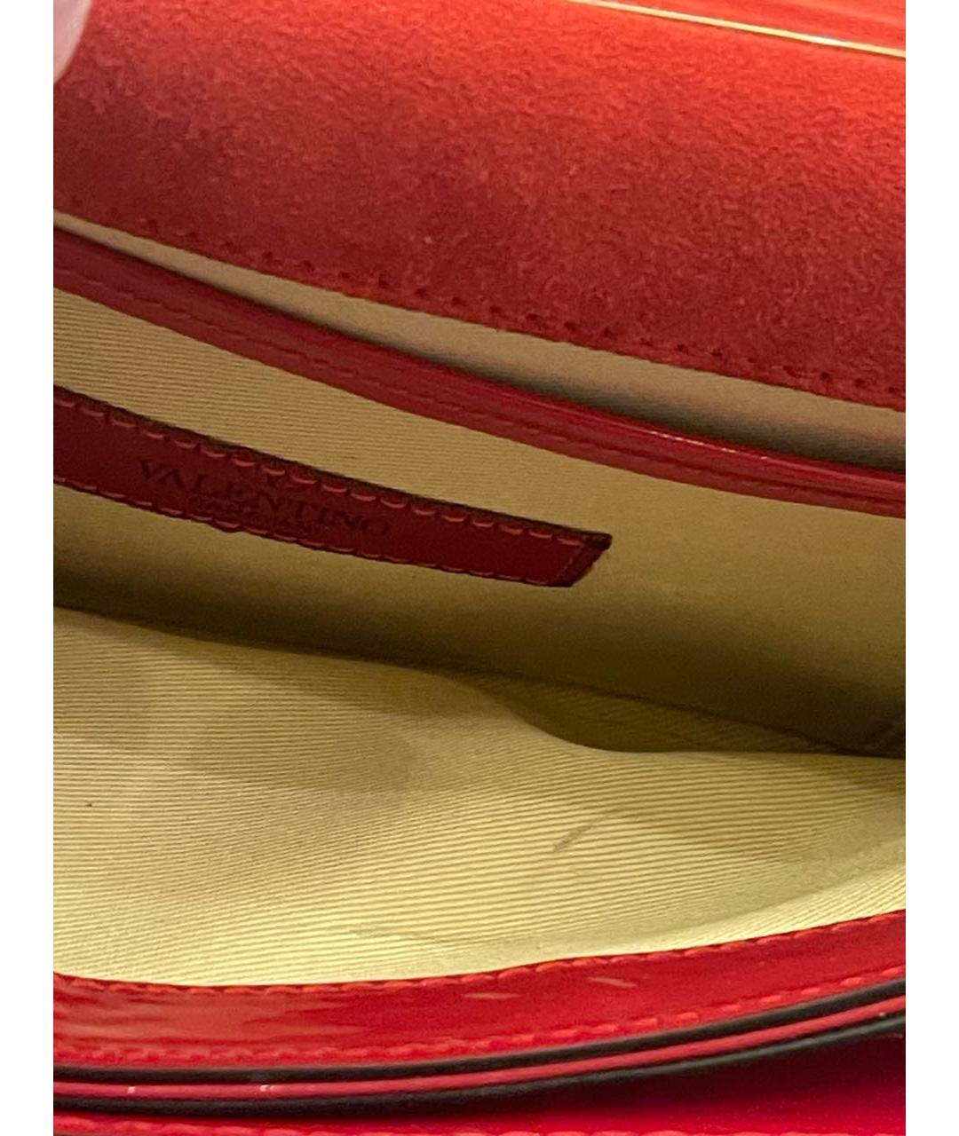 VALENTINO Красная сумка через плечо из лакированной кожи, фото 4
