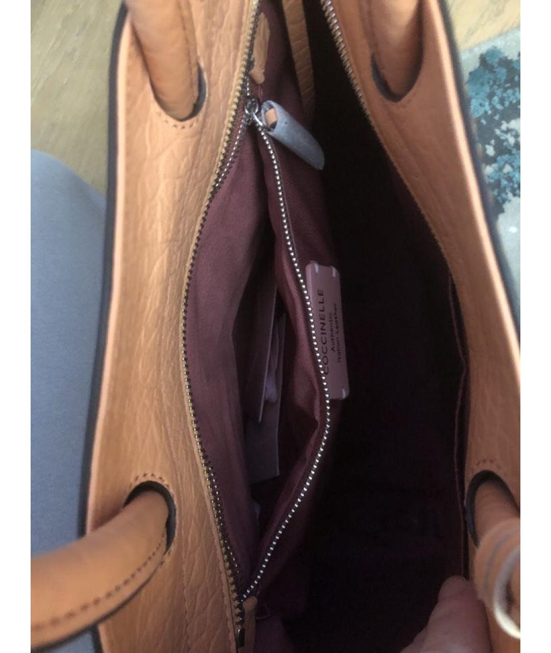 COCCINELLE Коралловая кожаная сумка с короткими ручками, фото 6