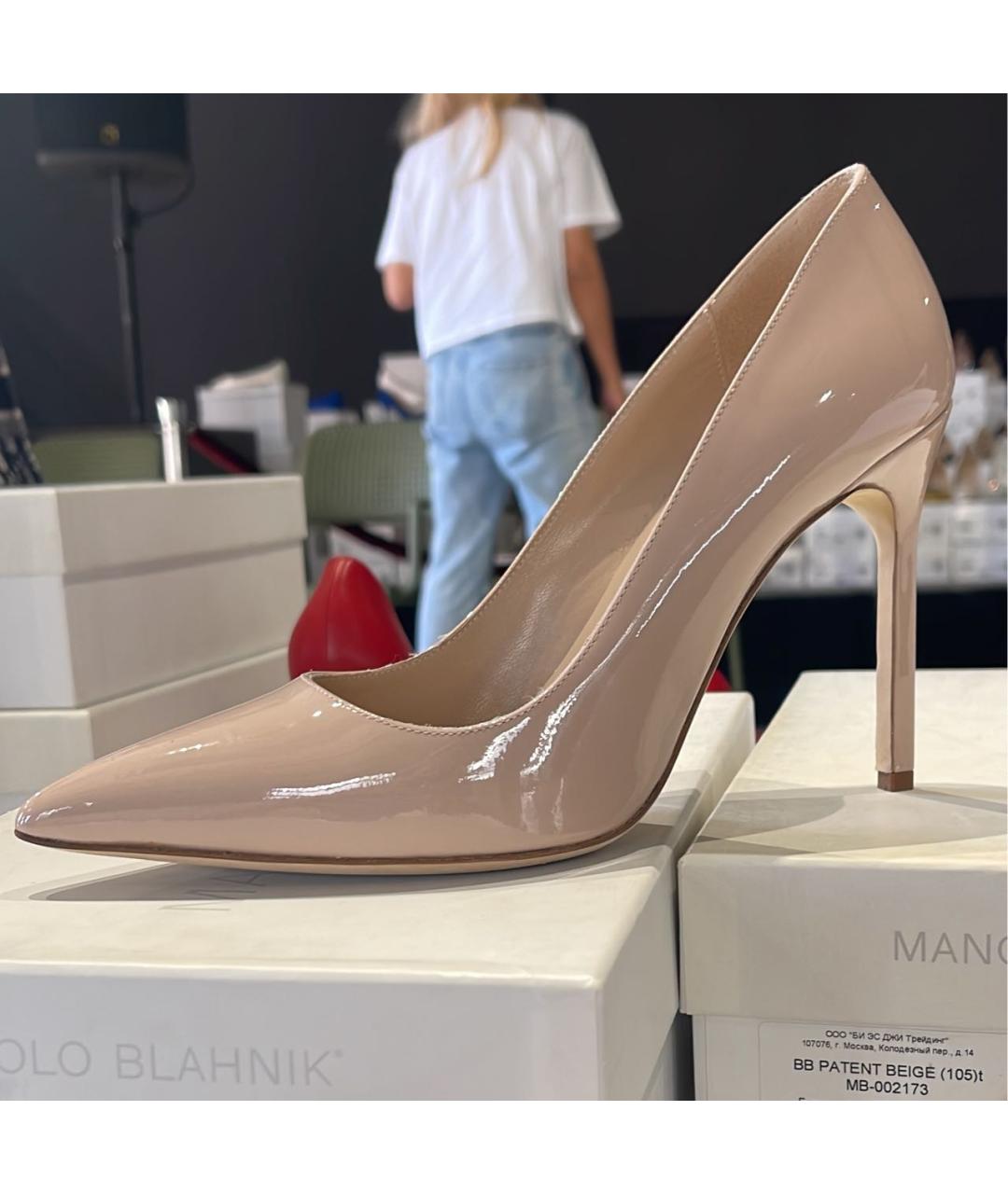 MANOLO BLAHNIK Бежевые туфли из лакированной кожи, фото 3