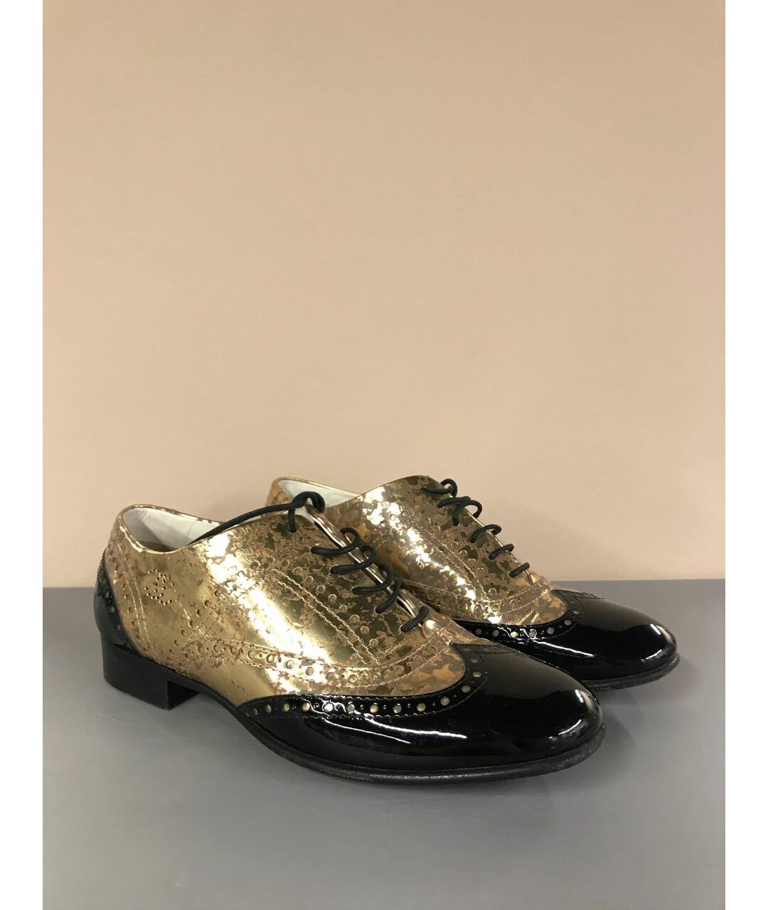 CHANEL PRE-OWNED Золотые ботинки из лакированной кожи, фото 2