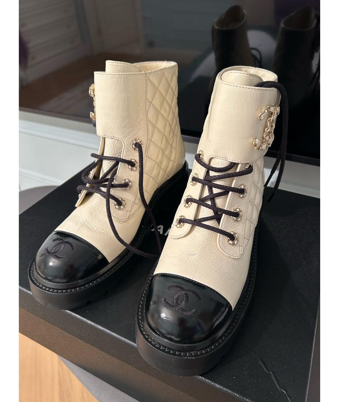 CHANEL Белые ботинки из лакированной кожи, фото 2