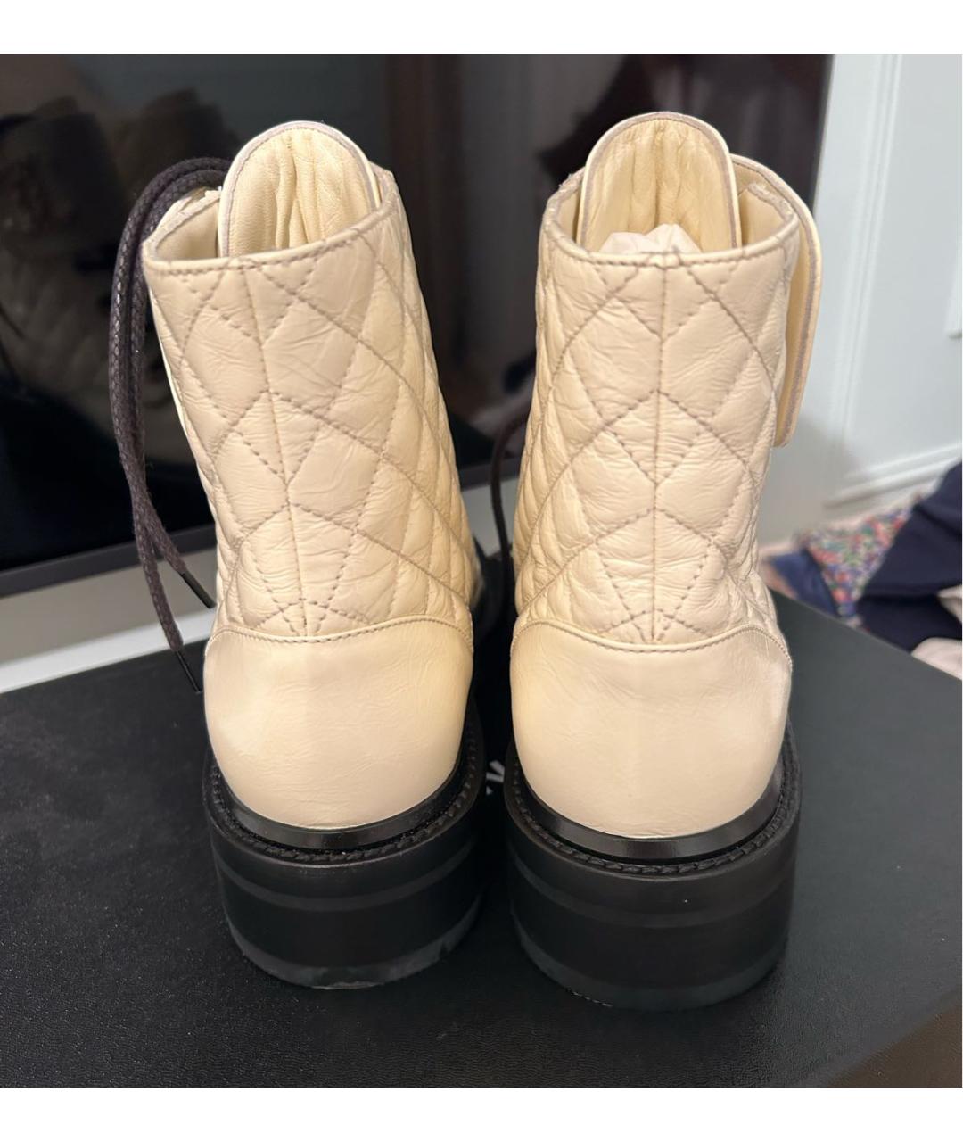 CHANEL Белые ботинки из лакированной кожи, фото 4