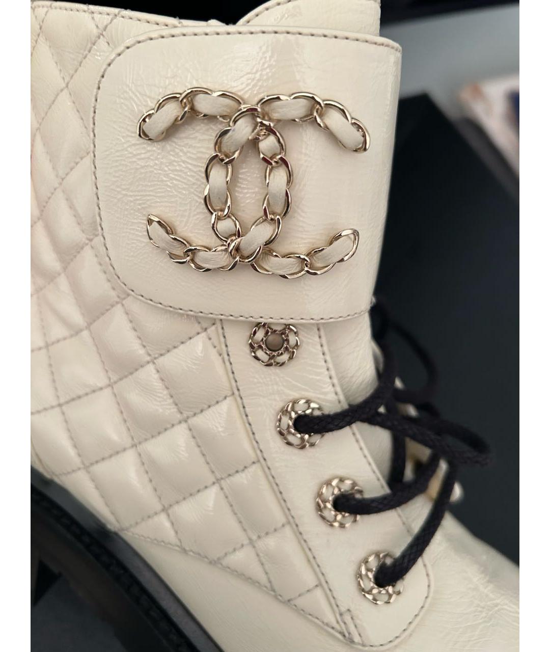 CHANEL Белые ботинки из лакированной кожи, фото 6