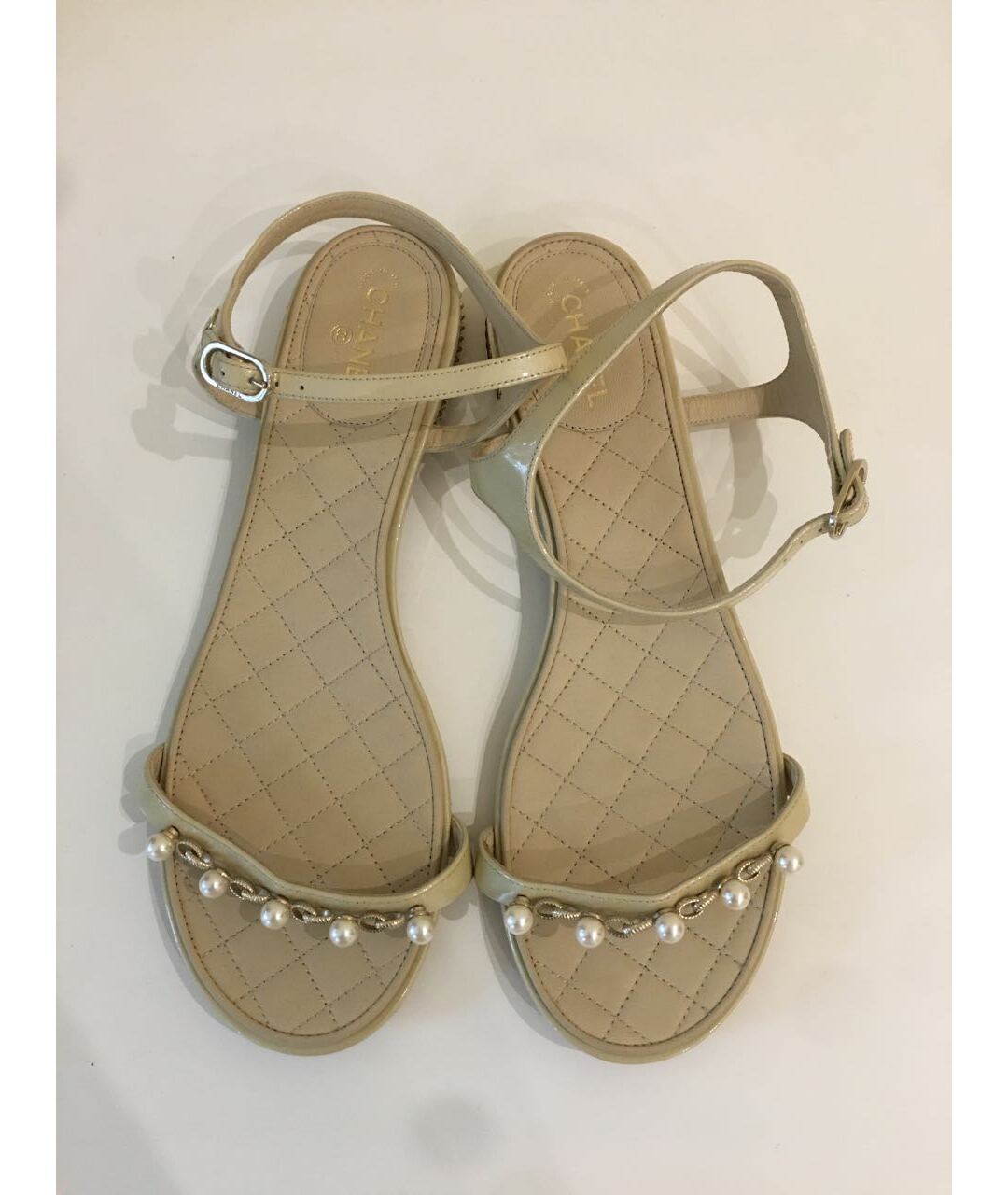 CHANEL PRE-OWNED Бежевые сандалии из лакированной кожи, фото 6