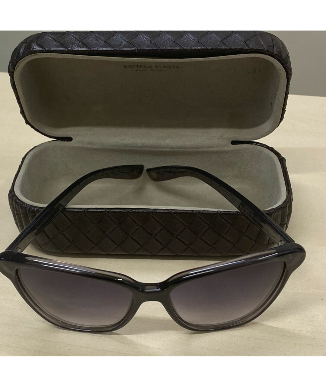 BOTTEGA VENETA Антрацитовые пластиковые солнцезащитные очки, фото 3