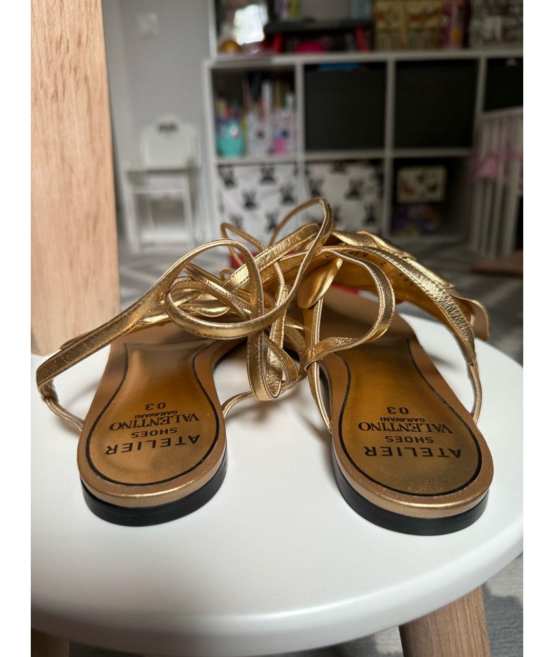 VALENTINO Золотые кожаные сандалии, фото 5