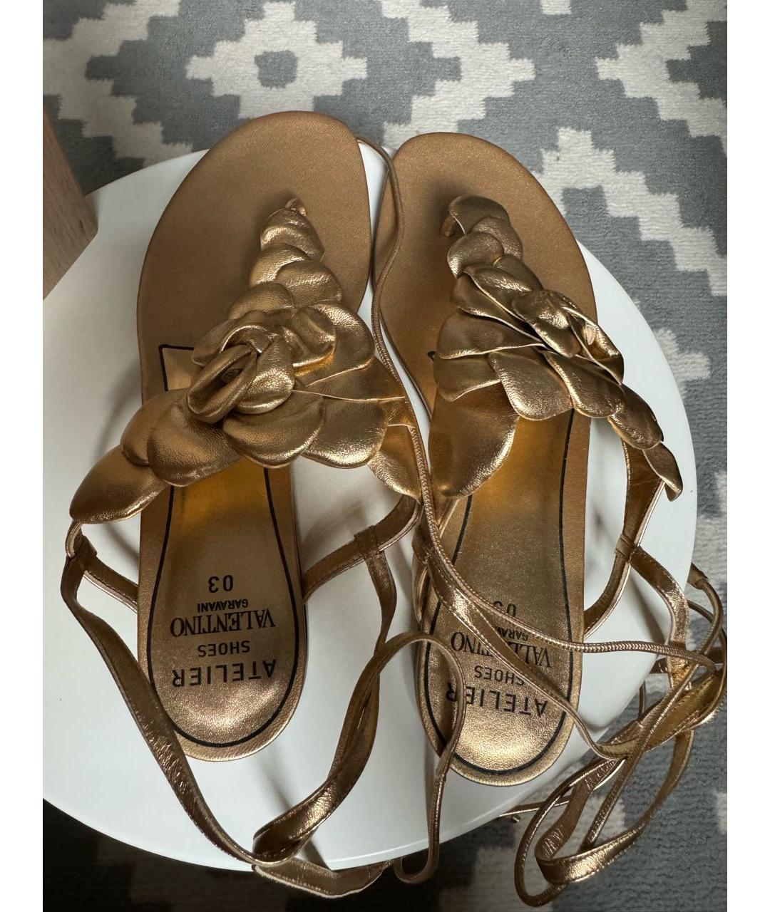 VALENTINO Золотые кожаные сандалии, фото 4