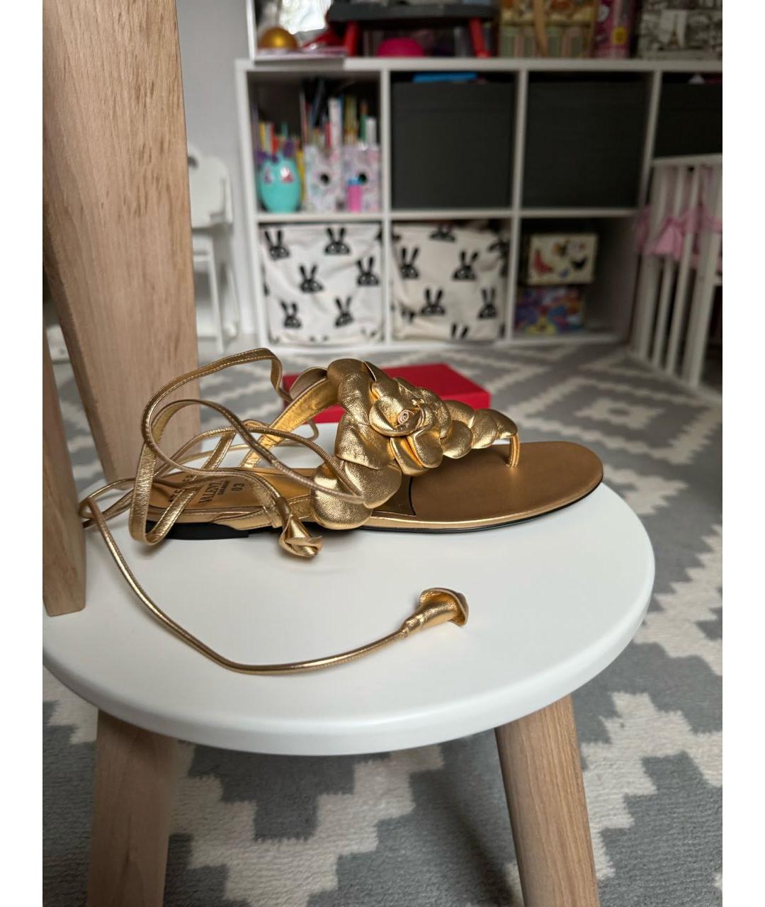 VALENTINO Золотые кожаные сандалии, фото 2