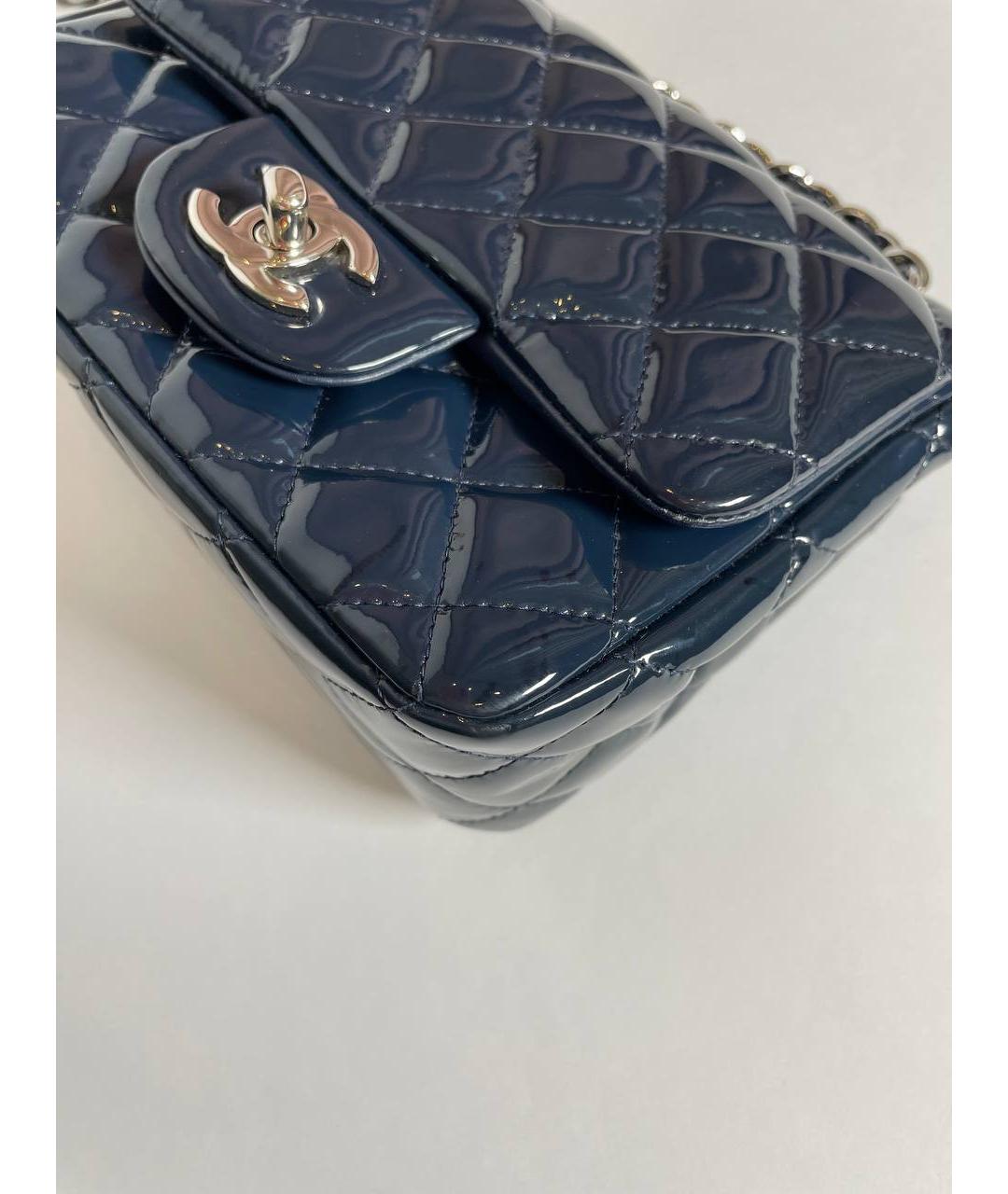 CHANEL PRE-OWNED Темно-синяя сумка через плечо из лакированной кожи, фото 6