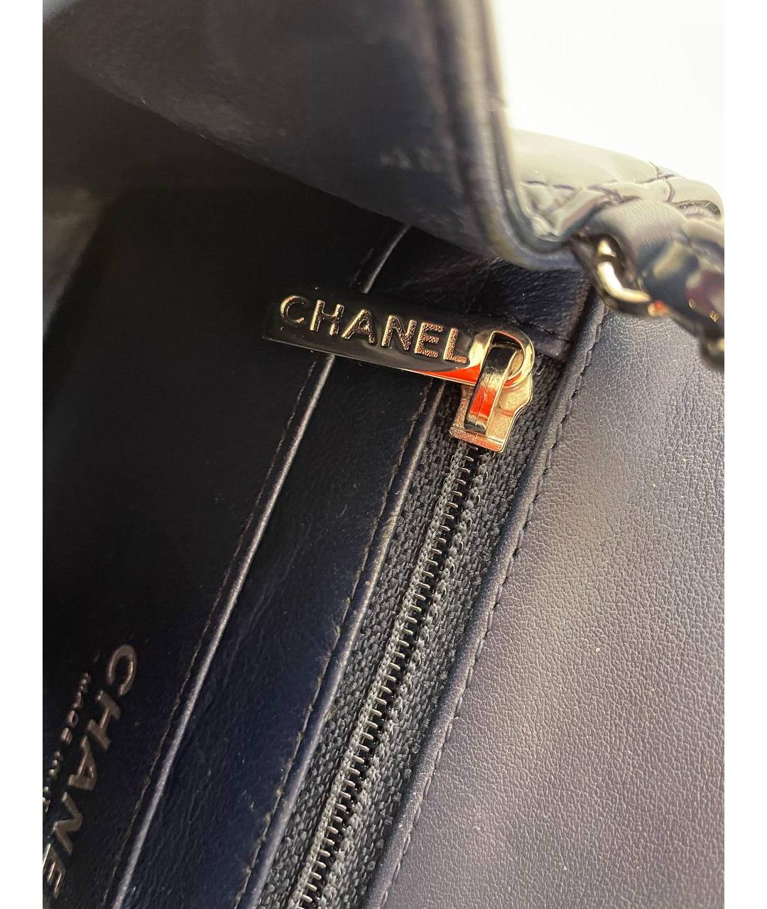 CHANEL PRE-OWNED Темно-синяя сумка через плечо из лакированной кожи, фото 9