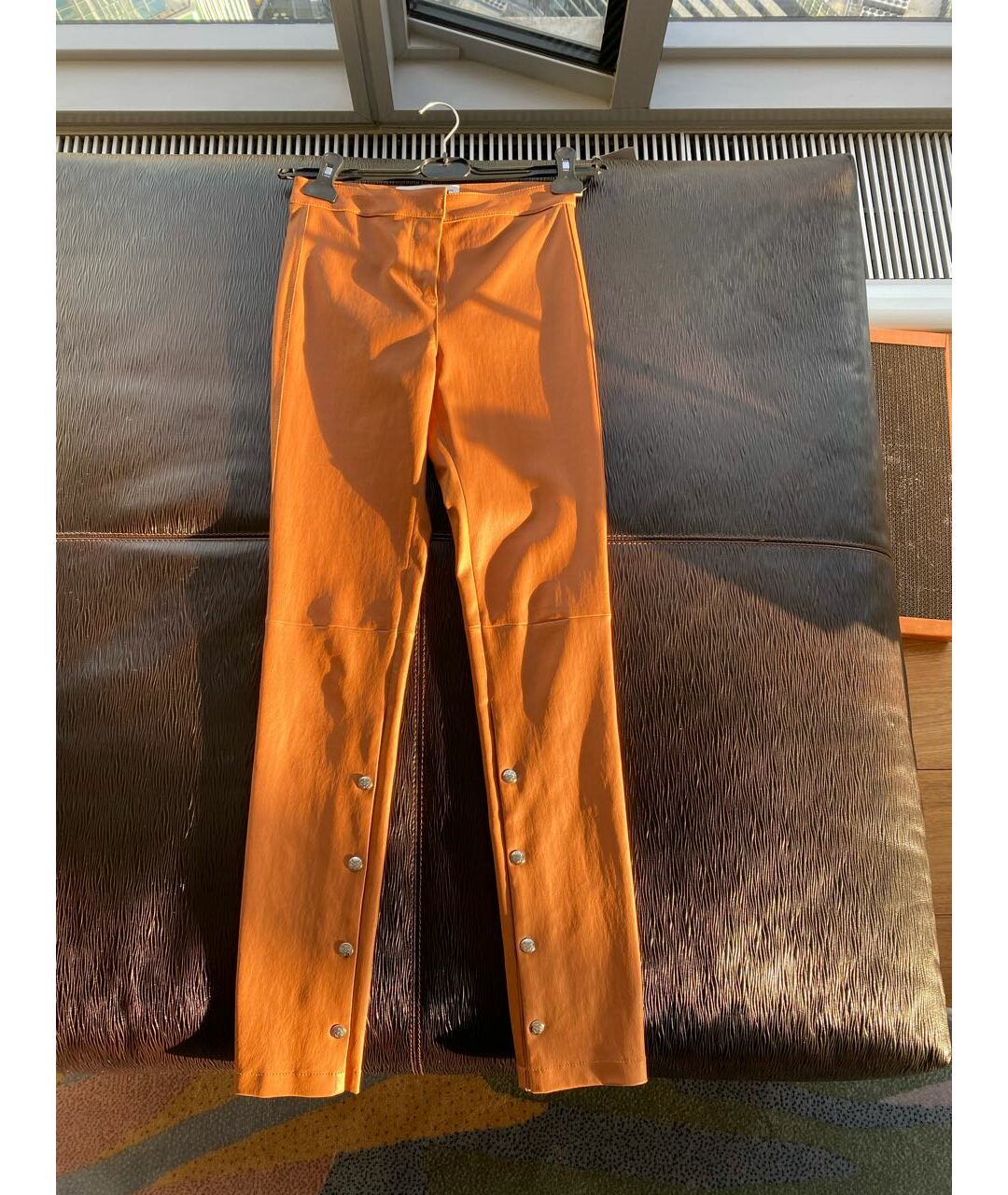 LOEWE Оранжевое кожаные брюки узкие, фото 9