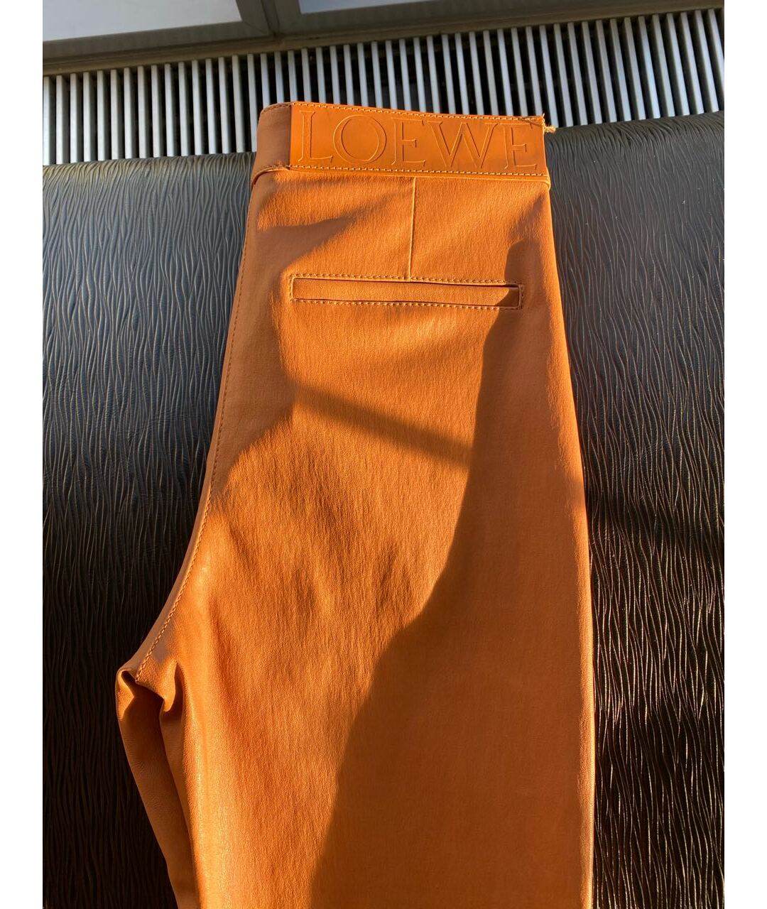 LOEWE Оранжевое кожаные брюки узкие, фото 6