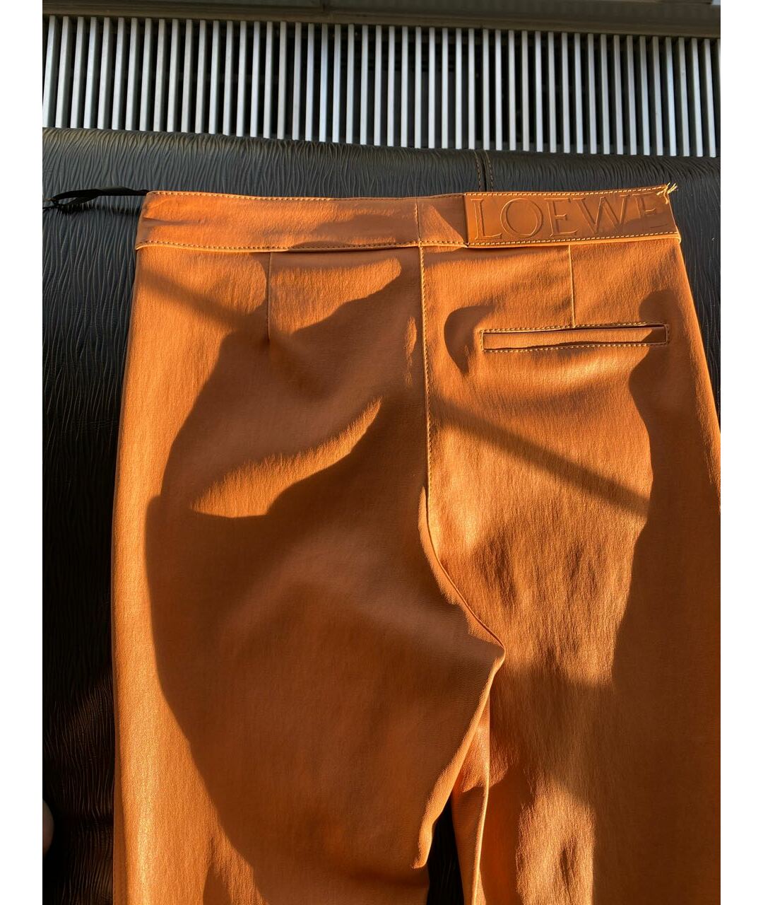 LOEWE Оранжевое кожаные брюки узкие, фото 3