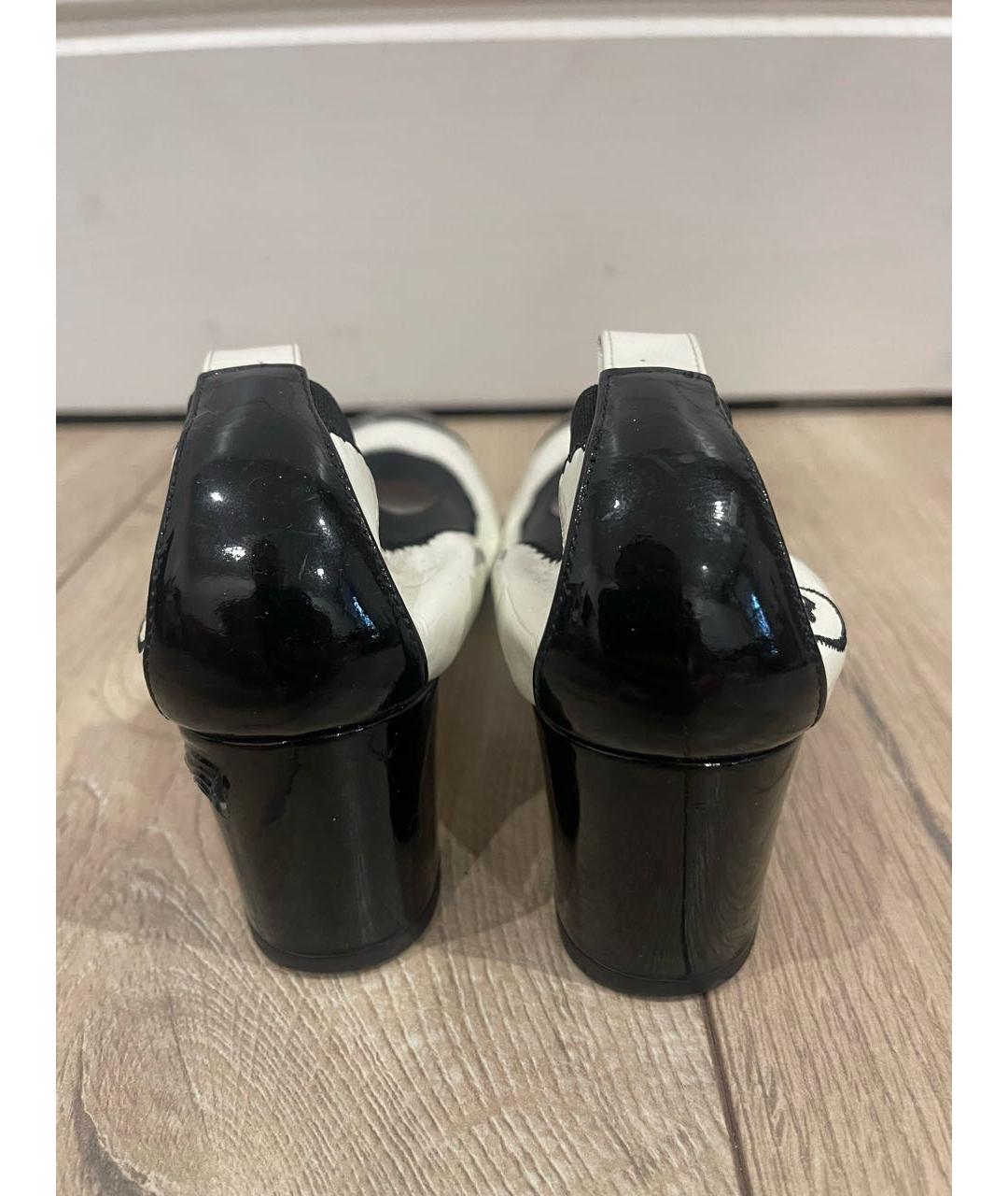 CHANEL PRE-OWNED Белые лодочки на низком каблуке из лакированной кожи, фото 3