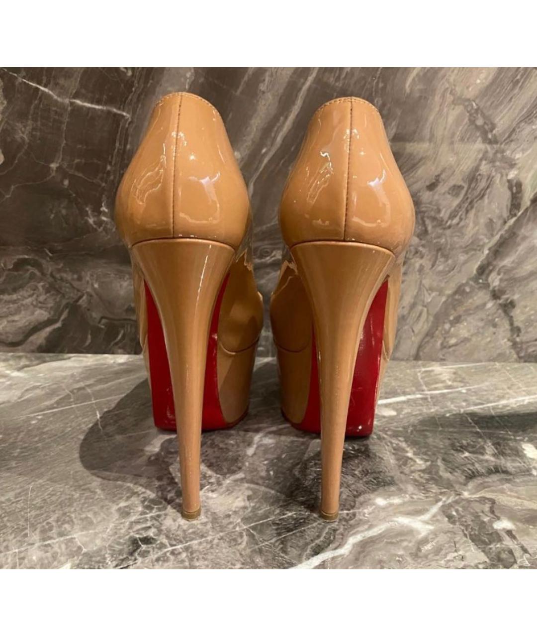 CHRISTIAN LOUBOUTIN Бежевые туфли из лакированной кожи, фото 6