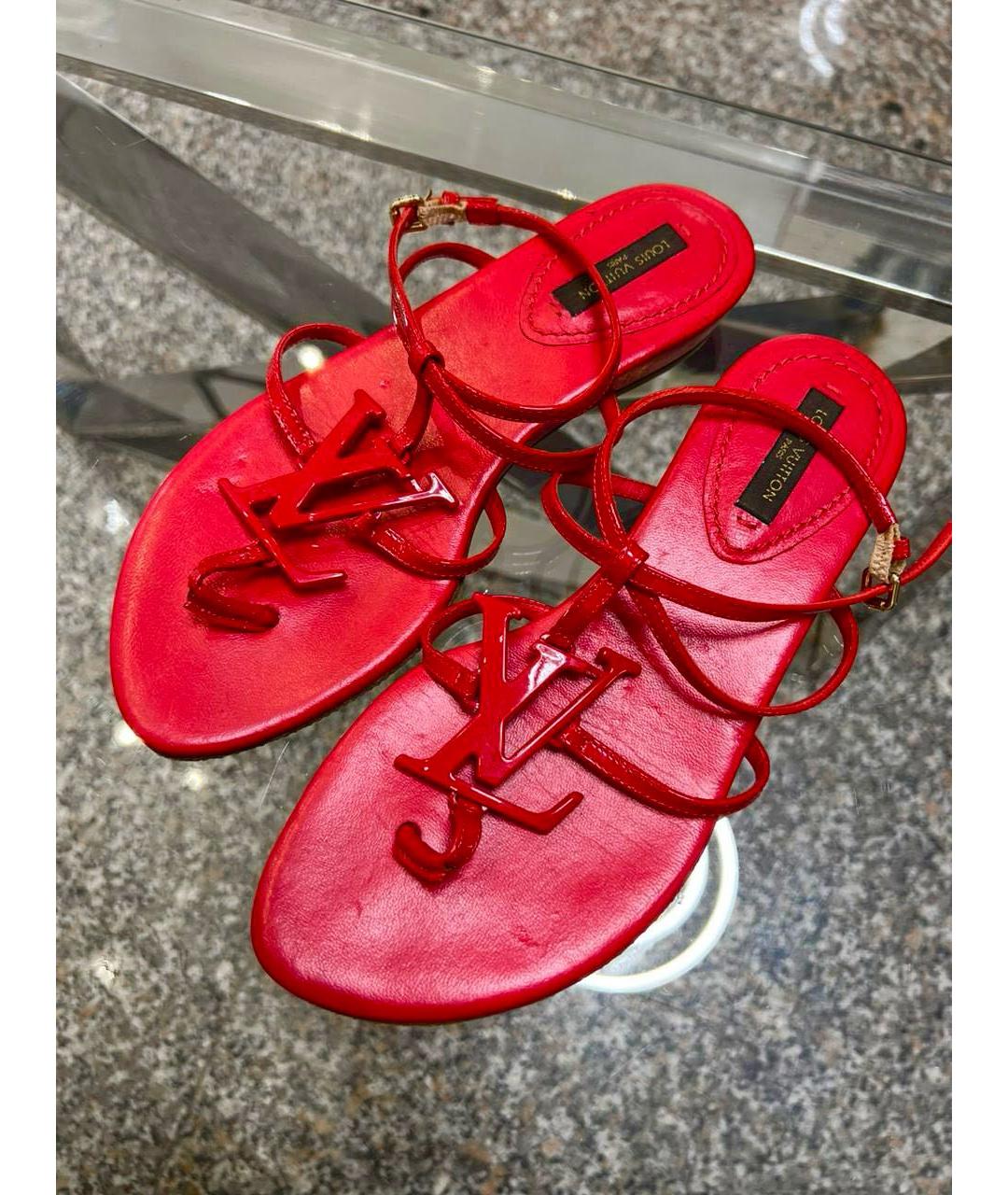 LOUIS VUITTON Красные кожаные сандалии, фото 2