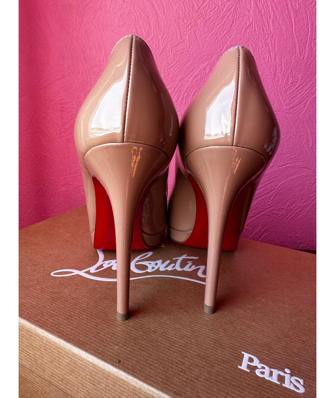 CHRISTIAN LOUBOUTIN Бежевые туфли из лакированной кожи, фото 4