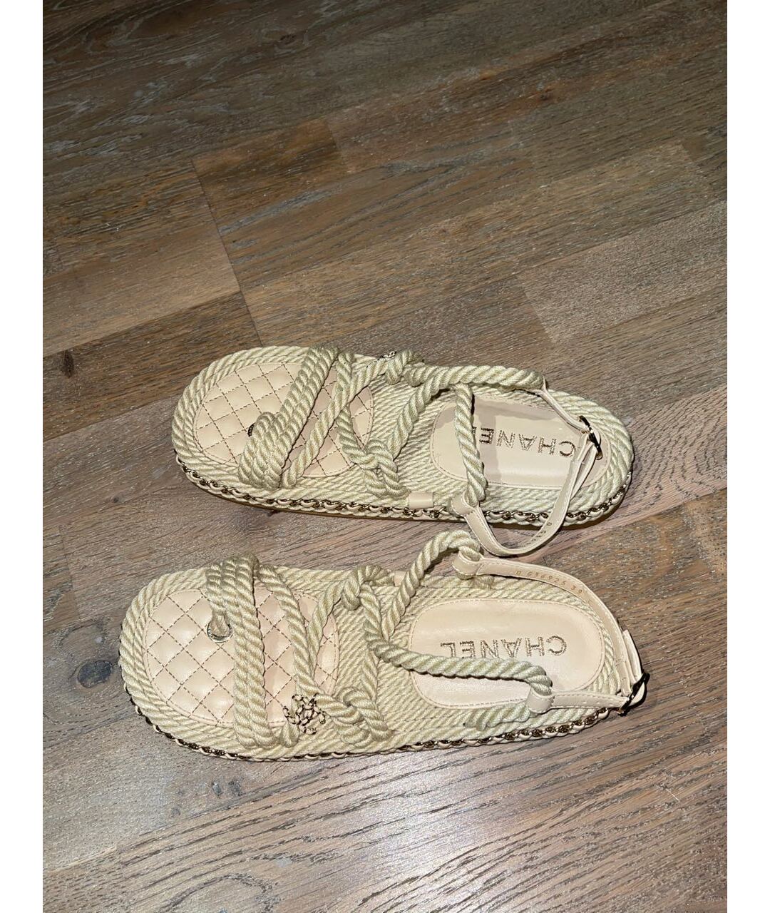 CHANEL PRE-OWNED Бежевые текстильные сандалии, фото 2